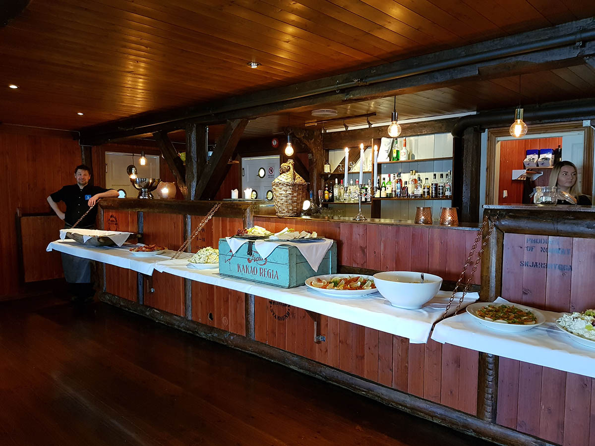 Buffet in skjearbrygga restaurant in Lofoten