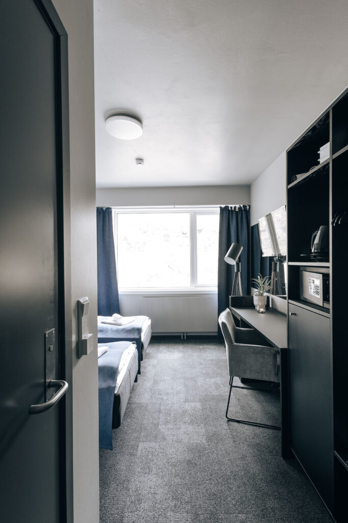 Hotellrom sett fra gang.